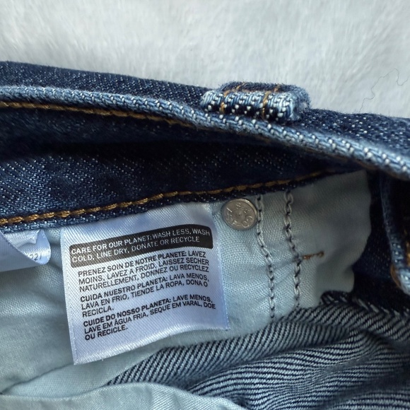 Levi's High Waisted Mom Jean Rolled Jorts - Picture 5 of 6